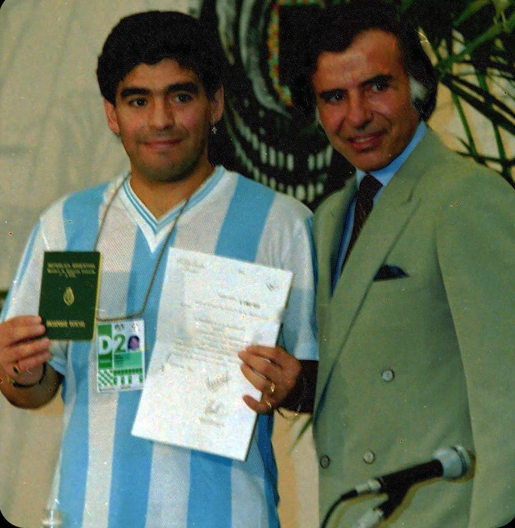 MaradonaPICS's tweet photo. Un día antes del partido contra Camerún, en la sala de prensa del Giuseppe Meazza el entonces presidente Carlos Menem nombra a Diego como "embajador deportivo" de Argentina en el mundo.  
#Italia90 https://t.co/fVFBNOEyx0