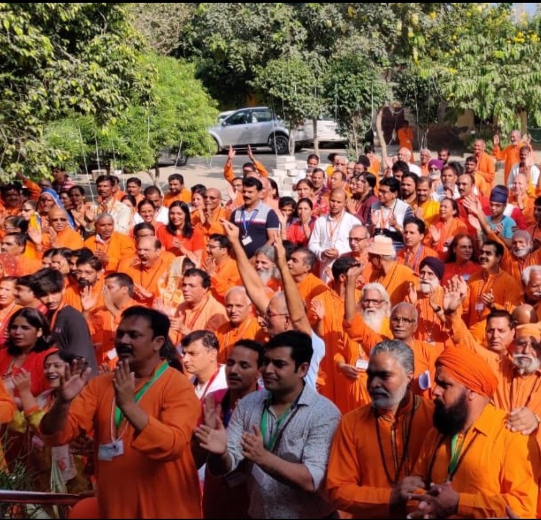 Jagran Siddharth (@jagran_osho) on Twitter photo ЁЯТл рдЧреБрд░реБ рдХреЛ рджреЗрдЦрддреЗ, рдЧреБрд░реБ рдХреА рдпрд╛рдж рдЖрддреЗ рдпрджрд┐ рд╣реГрджрдп рдХреА рдзрдбрд╝рдХрдиреЗрдВ рддреЗрдЬрд╝ рди рд╣реЛ рдЬрд╛рдпреЗ рддреЛ рд╕рдордЭрдирд╛ рдЕрднреА рдкреНрд░реЗрдо рдореЗрдВ рдХреБрдЫ рдХрдореА рд╣реИ!
рдЬреИрд╕реЗ 2 рд╣рдорд╛рд░рд╛ рдЕрд╣рдВрдХрд╛рд░ рдХреНрд╖реАрдг рд╣реЛрддрд╛ рдЬрд╛рддрд╛ рд╣реИ рдФрд░ рд╕рд╛рдзрдирд╛ рдКрдВрдЪрд╛рдИ рдХреА рддрд░рдл рдЕрдЧреНрд░рд╕рд░ рд╣реЛрддреА рд╣реИ, рд╡реИрд╕реЗ-2 рдЧреБрд░реБ рд╕реЗ рдкреНрд░реЗрдо рдмрдврд╝рддрд╛ рдЬрд╛рддрд╛ рд╣реИред
ЁЯТРрдмрд╕ рджреЛ рд╣реА рдЧреЛрд▓реНрдбреЗрди рд╕реВрддреНрд░ рд╣реИ :-
тЬирдЧреБрд░реБ рдХрд╣реА рдХрд░рдирд╛ред
тЬирдЧреБрд░реБ-рд╕реЗрд╡рд╛ред ЁЯТл рдЧреБрд░реБ рдХреЛ рджреЗрдЦрддреЗ, рдЧреБрд░реБ рдХреА рдпрд╛рдж рдЖрддреЗ рдпрджрд┐ рд╣реГрджрдп рдХреА рдзрдбрд╝рдХрдиреЗрдВ рддреЗрдЬрд╝ рди рд╣реЛ рдЬрд╛рдпреЗ рддреЛ рд╕рдордЭрдирд╛ рдЕрднреА рдкреНрд░реЗрдо рдореЗрдВ рдХреБрдЫ рдХрдореА рд╣реИ!
рдЬреИрд╕реЗ 2 рд╣рдорд╛рд░рд╛ рдЕрд╣рдВрдХрд╛рд░ рдХреНрд╖реАрдг рд╣реЛрддрд╛ рдЬрд╛рддрд╛ рд╣реИ рдФрд░ рд╕рд╛рдзрдирд╛ рдКрдВрдЪрд╛рдИ рдХреА рддрд░рдл рдЕрдЧреНрд░рд╕рд░ рд╣реЛрддреА рд╣реИ, рд╡реИрд╕реЗ-2 рдЧреБрд░реБ рд╕реЗ рдкреНрд░реЗрдо рдмрдврд╝рддрд╛ рдЬрд╛рддрд╛ рд╣реИред
ЁЯТРрдмрд╕ рджреЛ рд╣реА рдЧреЛрд▓реНрдбреЗрди рд╕реВрддреНрд░ рд╣реИ :-
тЬирдЧреБрд░реБ рдХрд╣реА рдХрд░рдирд╛ред
тЬирдЧреБрд░реБ-рд╕реЗрд╡рд╛ред