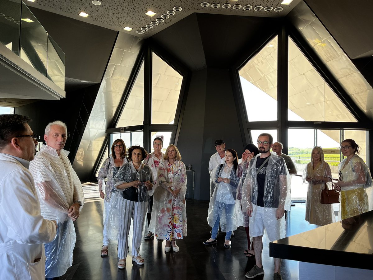 ARPA_1109's tweet photo. Visita a las bodegas SOMMOS de Barbastro con el grupo de destrezas orales en inglés del @CPEPASOMONTANO 
Julio, enólogo de SOMMOS y alumno del centro, nos hizo una visita guiada muy interesante. 
#epaaragon #cpepasomontano #educaciondeadultos https://t.co/byVeDkpLx1