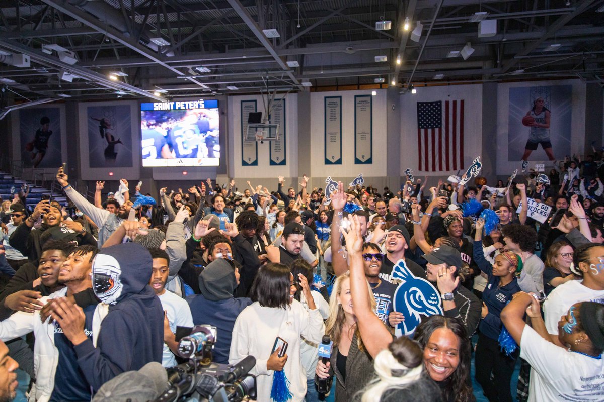 SPUAthletics's tweet image. A quick reminder that Peacock Nation is the best...carry on. 🦚💙

#StrutUp🦚