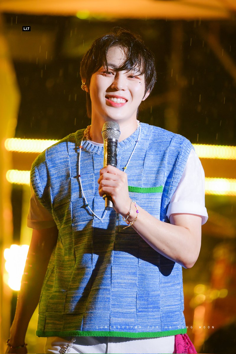 keioboysakurai's tweet photo. 雲☁️ in the 雨🌧 🤭😍

#HaSungwoon  #하성운 @gooreumseng https://t.co/nvzwYhEmoY