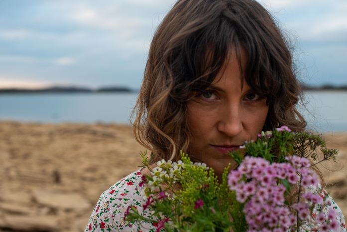 Nashville-based singer/songwriter <a href="/laurenebalthrop/">Lauren Balthrop</a> has shared a new single, "Thank You," along with an accompanying video, premiering with Under the Radar. Her new album, 'Things Will Be Different,' is coming August 12th via Olivia Records.
undertheradarmag.com/news/premiere_…