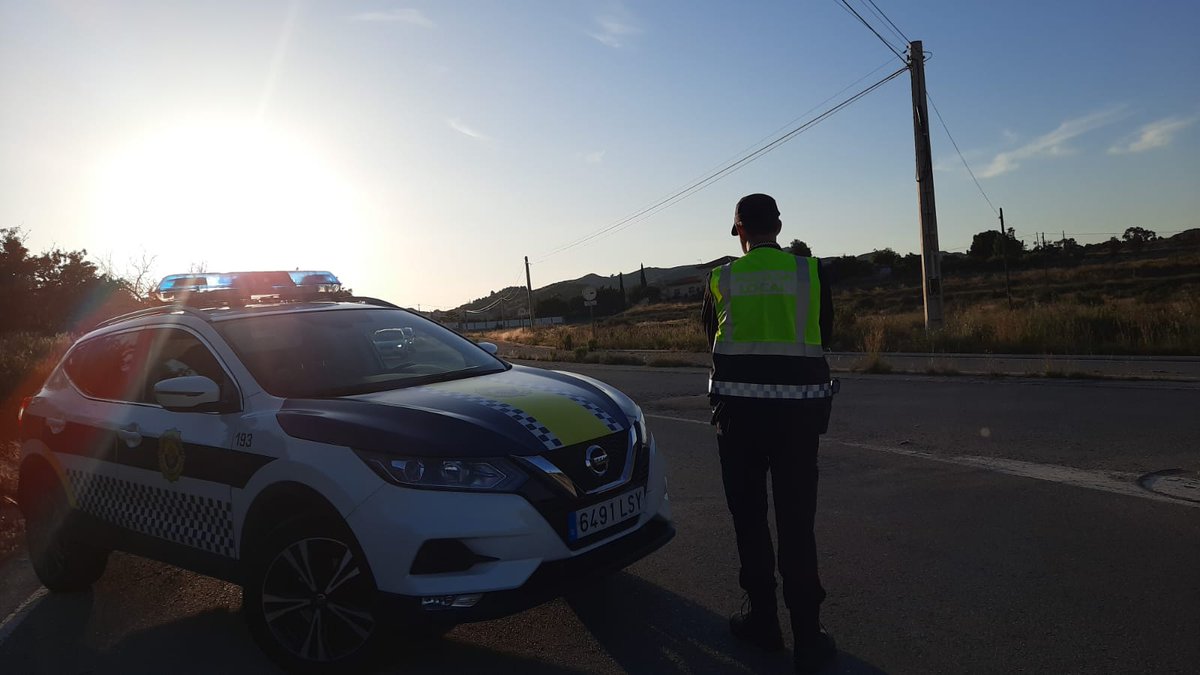 policiaelche's tweet photo. #Detenido un individuo al escalar la valla perimetral de un campo en Atzavares Alt y activarse la #alarma perimetral

👉🏼 El propietario puedo confirmar que había una persona en el interior, siendo #interceptada por una patrulla en los alrededores
https://t.co/bM3YQRmyBl https://t.co/2A8uzKBDFq