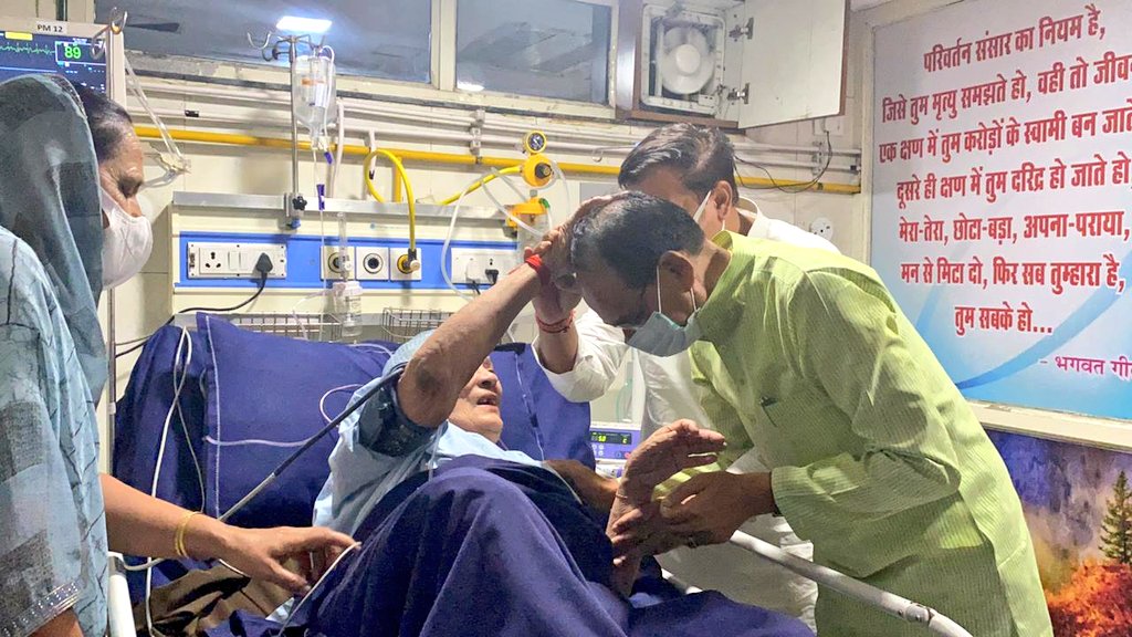 OfficeofSSC's tweet photo. मुख्यमंत्री श्री @ChouhanShivraj ने आज सिद्धांता रेडक्रॉस हॉस्पिटल में पहुंचकर सहकारिता मंत्री श्री @bhadoriabjp जी की माताजी श्रीमती कमला देवी जी के स्वास्थ्य की जानकारी ली और शीघ्र स्वस्थ होने के लिए शुभकामनाएं दी। https://t.co/HNJc4OxWmQ