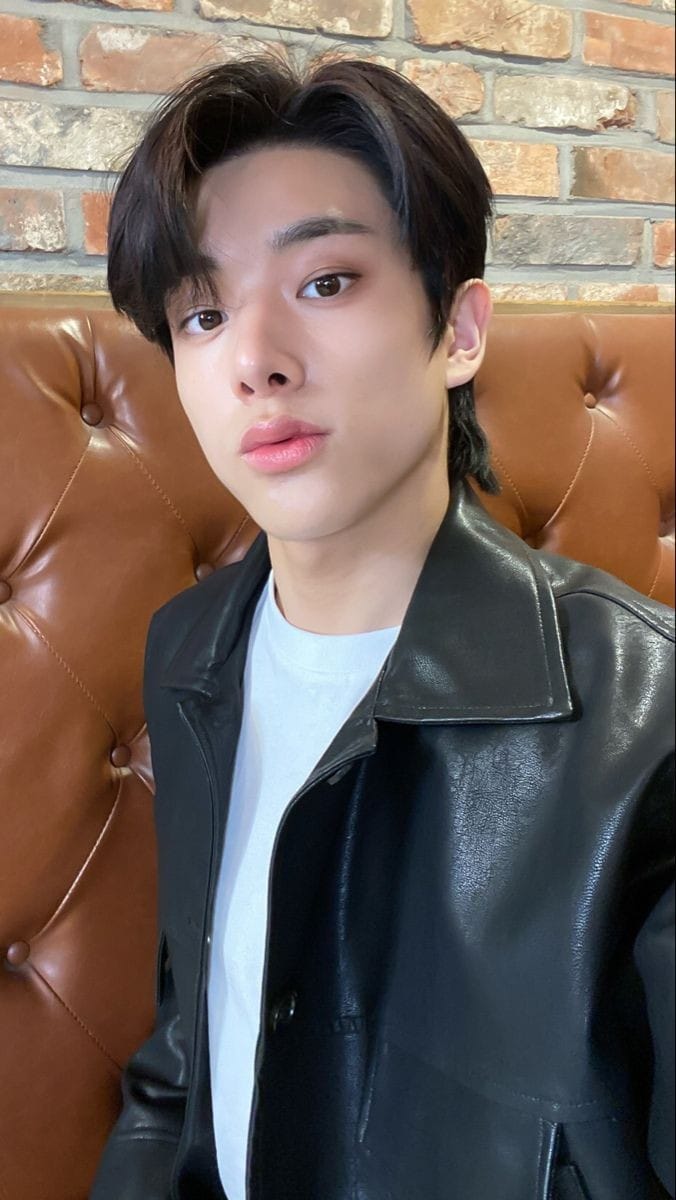 leirusur's tweet photo. Jake e sua 284846° namorada, te amo meu gatinho aussie boy 🤍

#ENSD #ENGENESelcaDay   @ENHYPEN_members #JakeShim https://t.co/W4UZIUk3aR