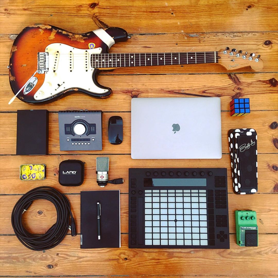 UAudio's tweet photo. #WorkflowWednesday 💪 What recording essentials get you through the week? 

📸 @CaesarBarbosa 

#UniversalAudio #ApolloTwin #AbletonPush #RubiksCube #MusicProduction #WednesdayWorkflow #UADApollo #LaptopMusician #Flatlay #GuitarPlayers https://t.co/6ooS4VERgs