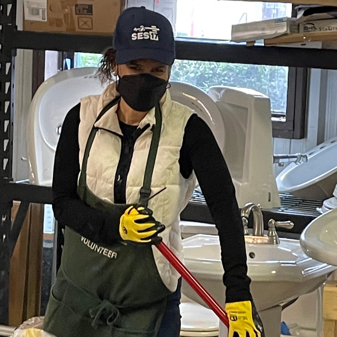 SES_Satellites's tweet photo. Check out this #SESGivesBack initiative! SESer John Park put together an event for @Habitat_org & invited his colleagues to join arms to clean the local donation center warehouse.
We're proud of all of the volunteers that came together to support their local community! 💙 https://t.co/fVwrAASzua