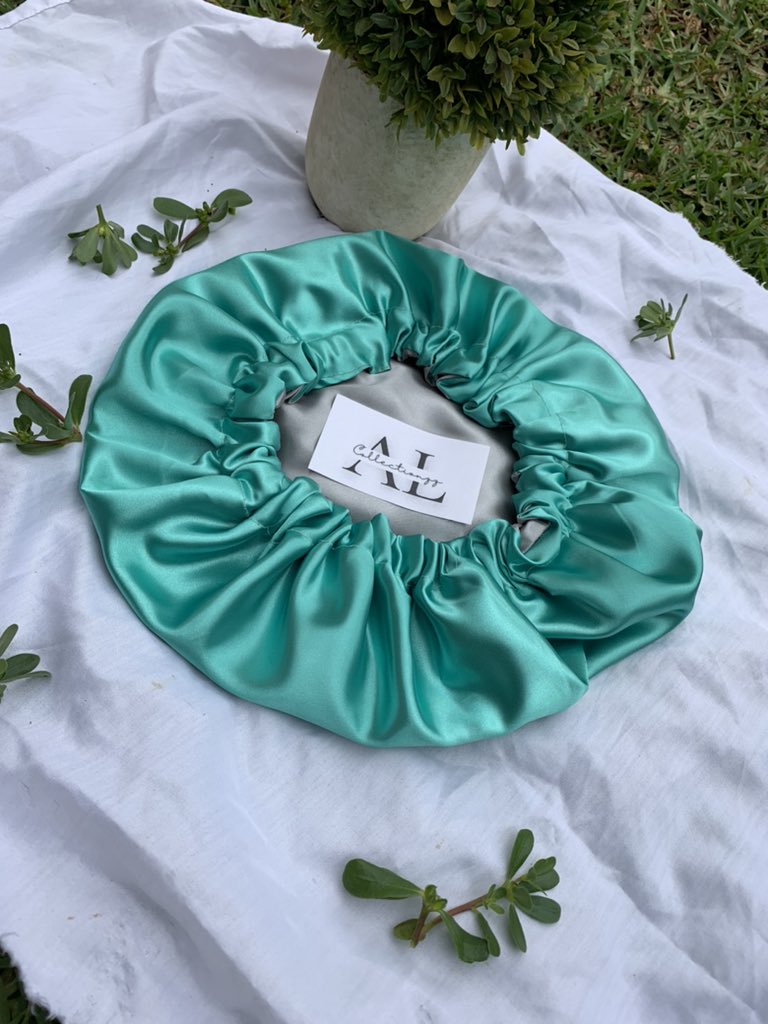 Letholelufuno1's tweet photo. Heyyy guys. I sell satin bonnets 
Elastic &amp; Non elastic R100
Tie bonnet R150 https://t.co/wB5o1MybBd