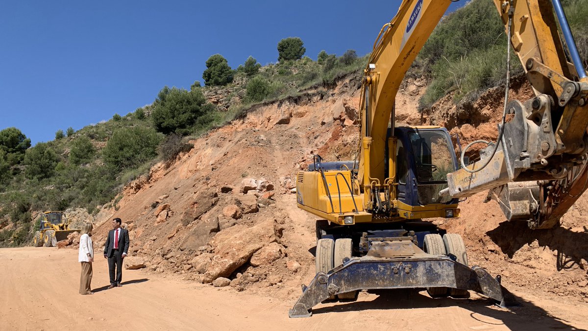 Fomento_RM's tweet photo. Reforzamos la #seguridad en la carretera de #ElBerro ante las lluvias a través de la protección y estabilización en los taludes.
La actuación enmarcada en el plan de adaptación de carreteras al cambio climático, estará concluida en junio.
https://t.co/GeEIPKPala https://t.co/Loqn0yqK3N