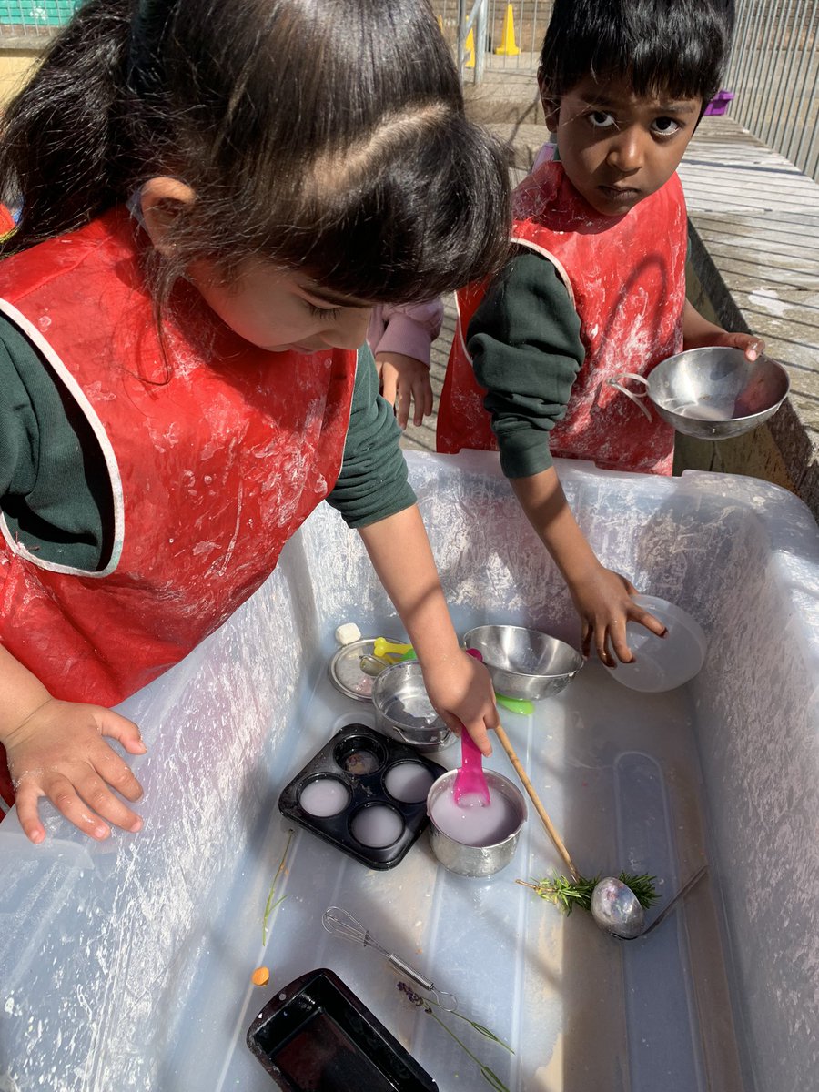 ReceptionMoon's tweet photo. Such a busy first week back already! The children have been mixing materials to make their own paint 🎨 it was a messy but very fun activity. The children used a variety of materials and equipment. #collaboration https://t.co/3BL9MK6pUH
