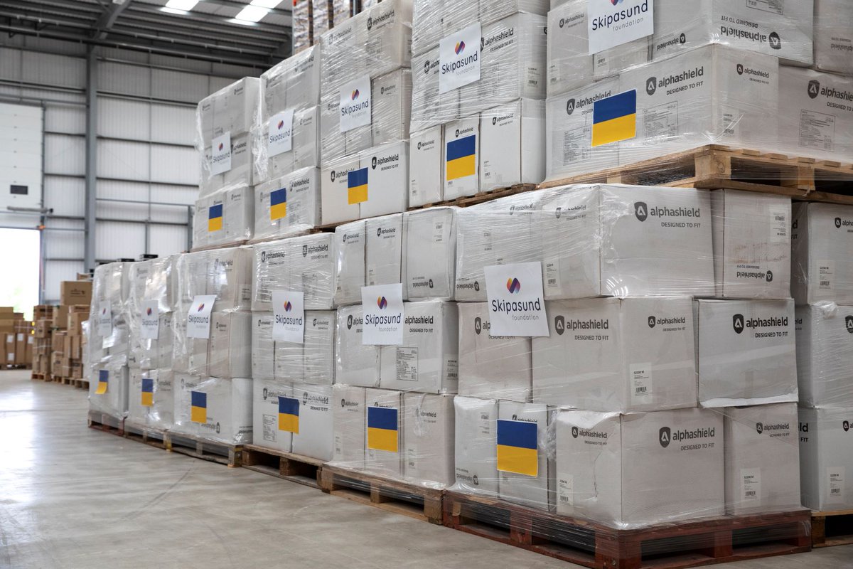 GlobusGroup_PPE's tweet image. We were proud and pleased to help the Skipasund Foundation to deliver over £1m of PPE to Ukraine.

The 220,000 protective suits will be used by frontline workers such as aid staff, medical teams and reconstruction crews. 

Read more here - bit.ly/3tj82Zp