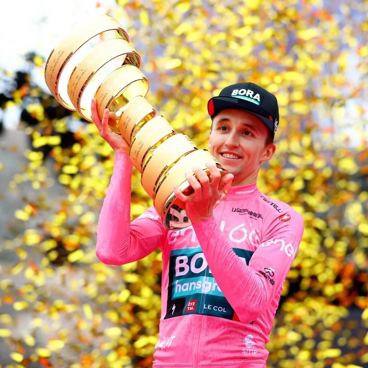 DerailleurM's tweet photo. Jai Hindley ganador del Giro d’Italia 2022. 

#JaiHindley #BoraHansgrobe #GiroDItalia2022 #GiroDItalia #RichardCarapaz #IneosGrenadiers #JuanPeLópez #TrekSegafredo #DerailleurMagazine 

📷 Getty Images, GCN.

https://t.co/GZXBjEqZKI https://t.co/5S2Z4otob5