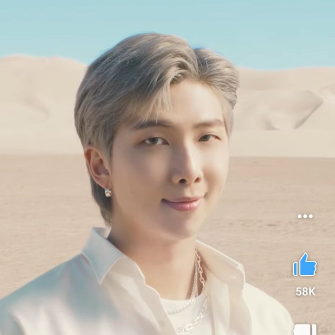 mhereonlyforbts's tweet photo. SO I THINK NAMJOON AND SEOKJIN WERE THE ONLY ONE IN BTS WHO TURN TO THE RIGHT BECAUSE REMEMBER THAT IN THE HYYH UNIVERSE JOON KNEW A LOT OF JIN SECRETS AND ALSO HE WAS THE 1ST PERSON WHO JIN APPROACHATED DURING THE 1ST TIME TRAVELLING (BST JAP MV)++ https://t.co/nC8lvEfRd8