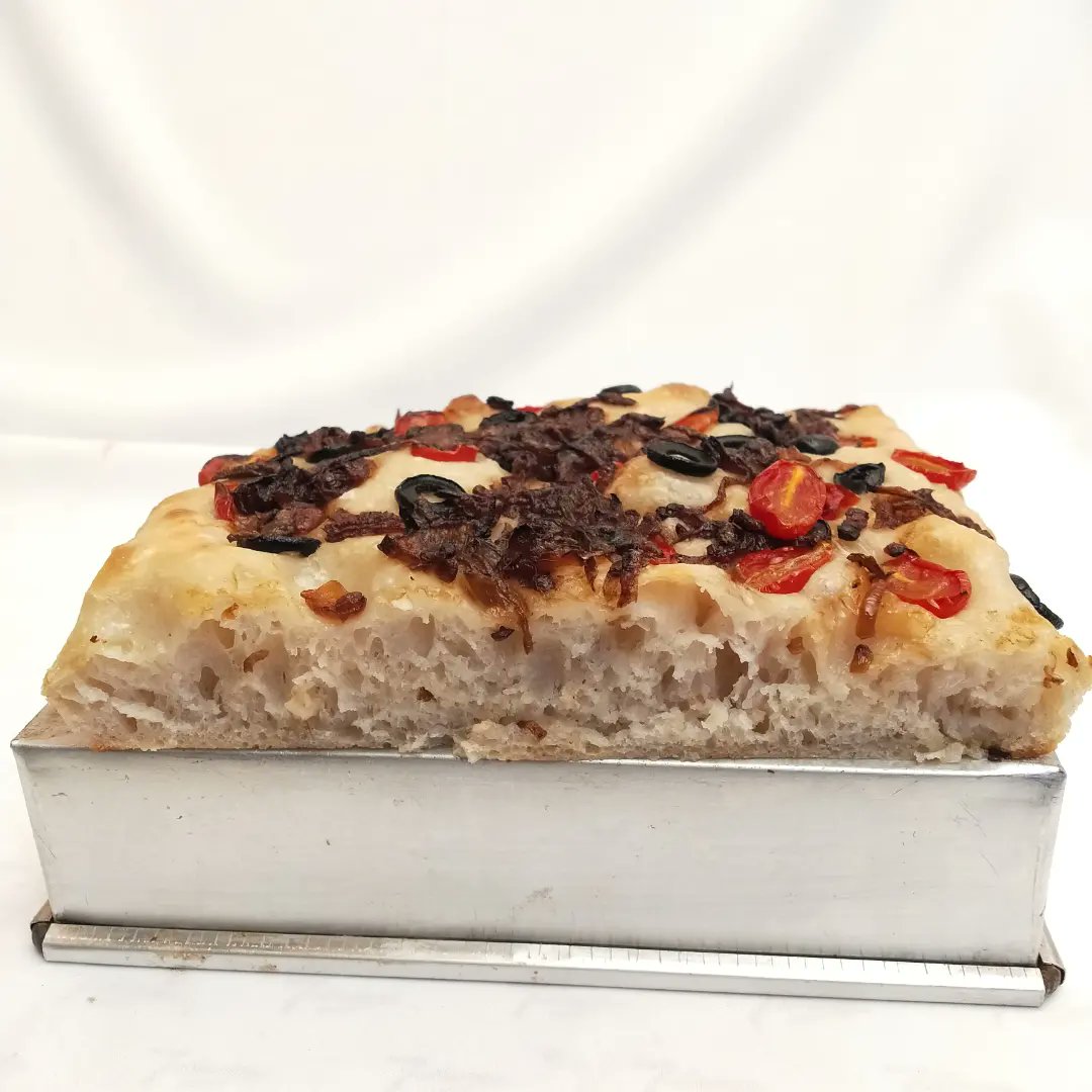 sappayhera's tweet photo. เมื่อวานทำ focaccia กิน ลืมลงได้ไงเนี่ย
อร่อยมากกก มีมะกอกดำ มะเขือเทศ หัวหอมคาราเมล ยีสต์​ใช้เป็น Sourdough ที่กลิ่นเหมือนบลูเบอร์รี​
ที่พลาดคือเอาหัวหอมไปอบ��้วย เพราะเอามาปาดหน้าอร่อยกว่ามาก
อีกอย่างหน้าไม่ค่อยไหม้เท่าไหร่ อยากได้ดำ ๆ กรอบ ๆ แต่เดี๋ยวหัวหอมเป็นถ่านไปก่อน https://t.co/EI8RGlvfMj