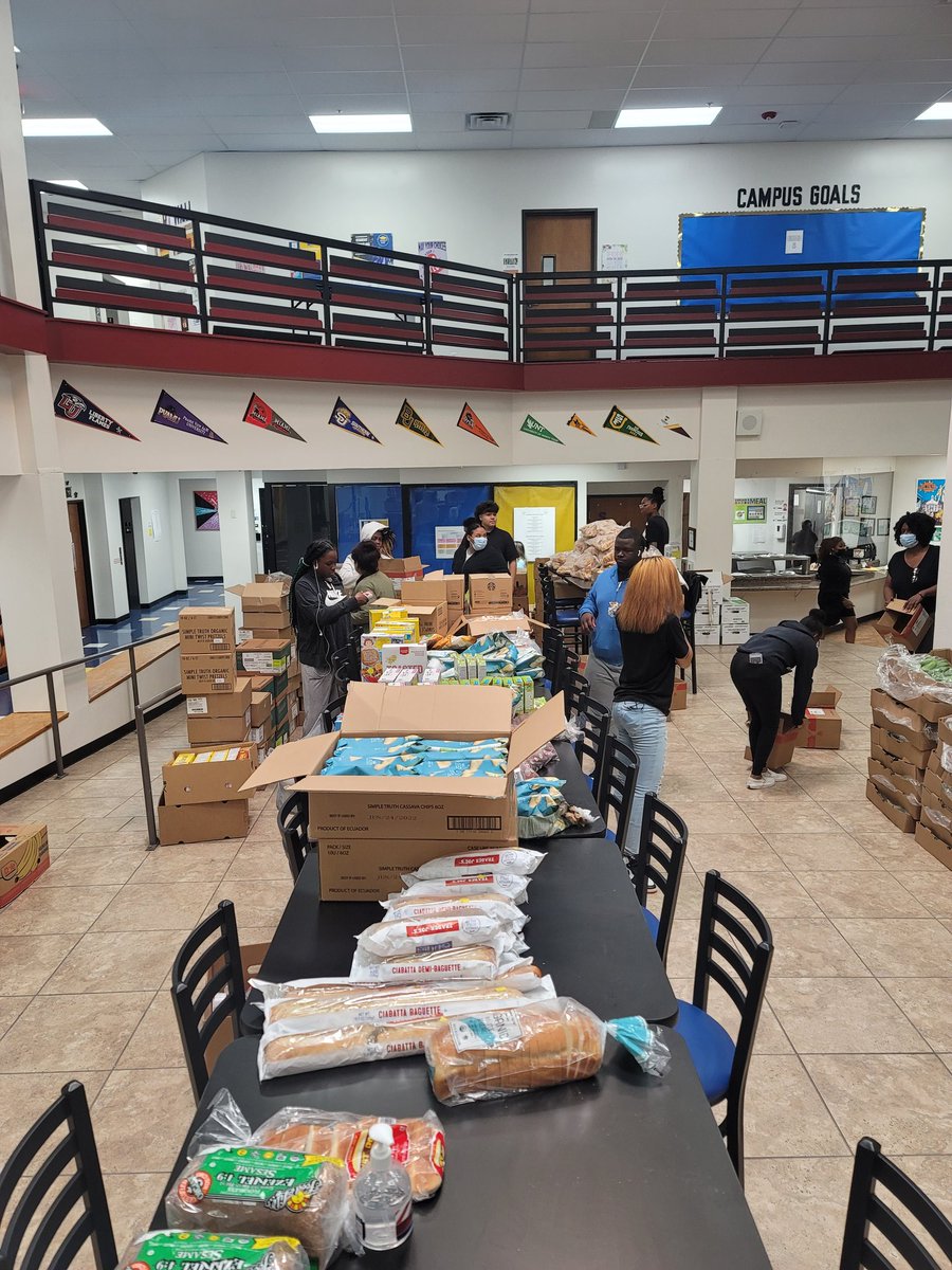 FwcaPrincipal's tweet photo. Thank you Tarrant Area Food Bank @TAFoodBank for providing for our students and community.
#tca #fwca #graduatingthinkers #tarrantareafoodbank https://t.co/1tmbpniKwL