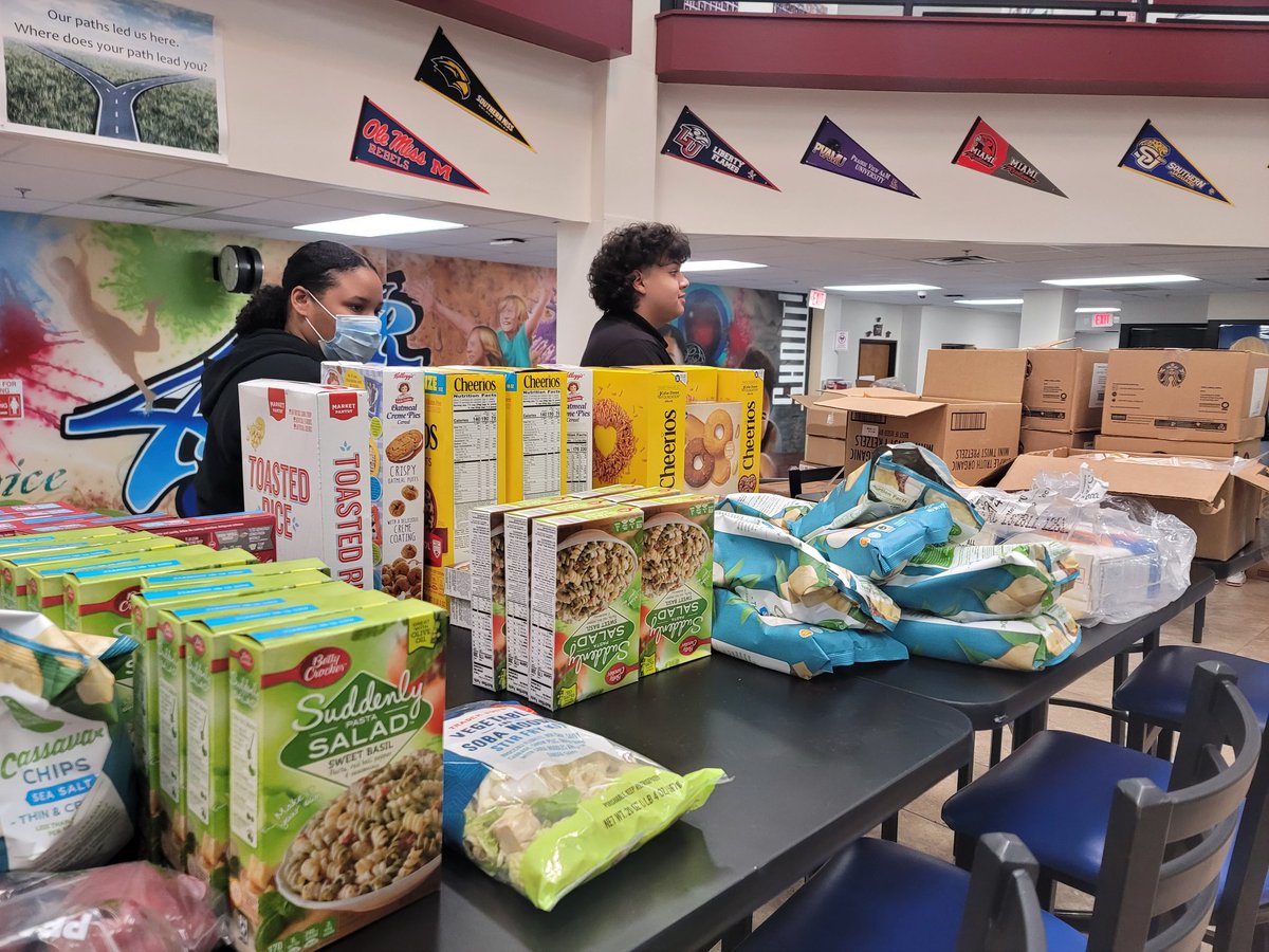 FwcaPrincipal's tweet photo. Thank you Tarrant Area Food Bank @TAFoodBank for providing for our students and community.
#tca #fwca #graduatingthinkers #tarrantareafoodbank https://t.co/1tmbpniKwL