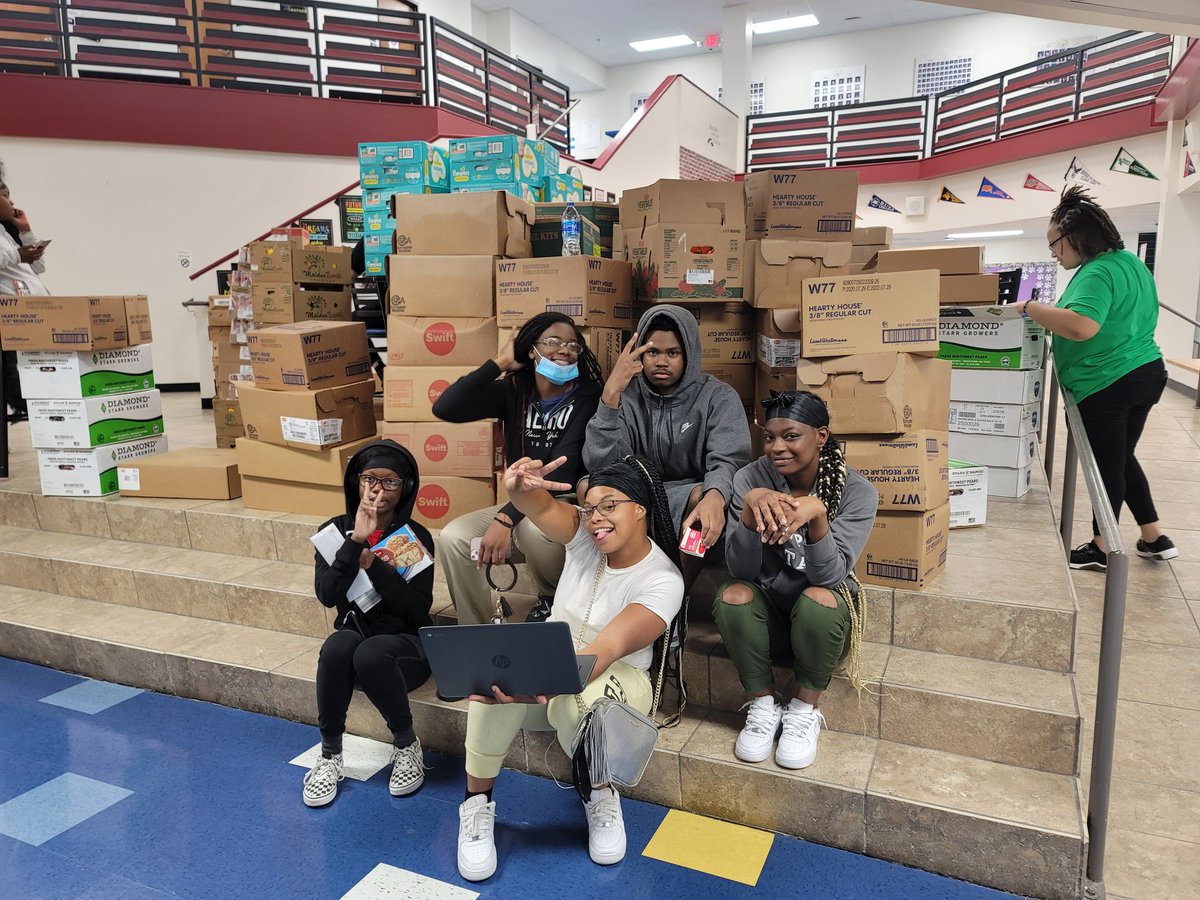 FwcaPrincipal's tweet photo. Thank you Tarrant Area Food Bank @TAFoodBank for providing for our students and community.
#tca #fwca #graduatingthinkers #tarrantareafoodbank https://t.co/1tmbpniKwL