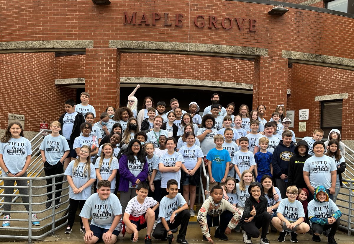 MG_Greenfield's tweet photo. Congratulations 5th Grade! A little rain can't dampen the Mighty Hawk Spirit - 5th Graders are celebrating their last days at Maple Grove #MightyHawks @Greenfield_SD https://t.co/L3QJ8Lskma