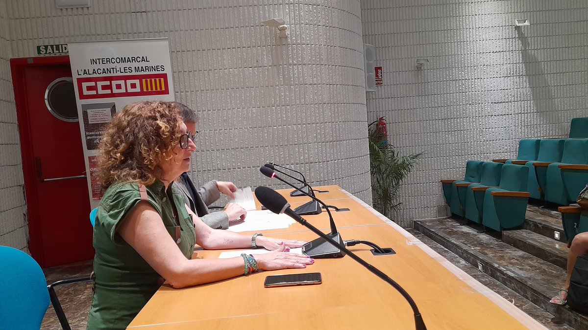 educacio_ccoopv's tweet photo. Comencem les Jornades Cap a una transició ecològica dels centres educatius amb la inaguració x part de  @XeloValls i @VictorGarcia_T.Tenim el repte d'aturar la situació d'#EmergenciaClimàtica i des d'@educacio_ccoopv anem a treballar de valent x assumir la nostra responsabilitat https://t.co/FF03A4uZrp
