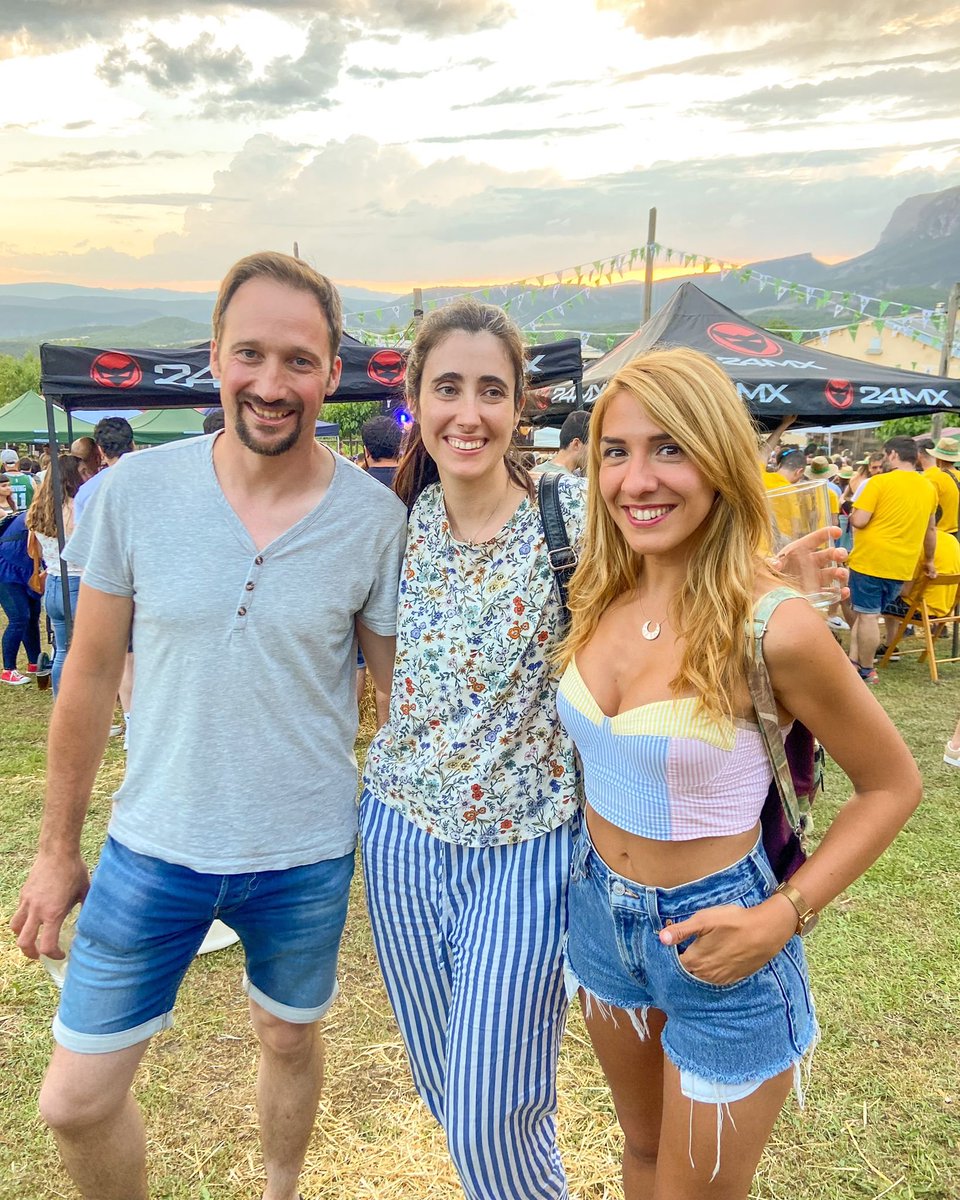 Reconoixetz a las dos personas con qui se va encertar <a href="/silviacebolla/">Silvia Cebolla</a>  en a Fueva 😍? Pos sí, los actors Andrea Pueyo y Joaquín Llena, qui van dar vida a Esperanza y Ramón en "Cosetas d'adentro". Esta cinta de Loli Gracia se va emitir en o programa en formato miniserie.