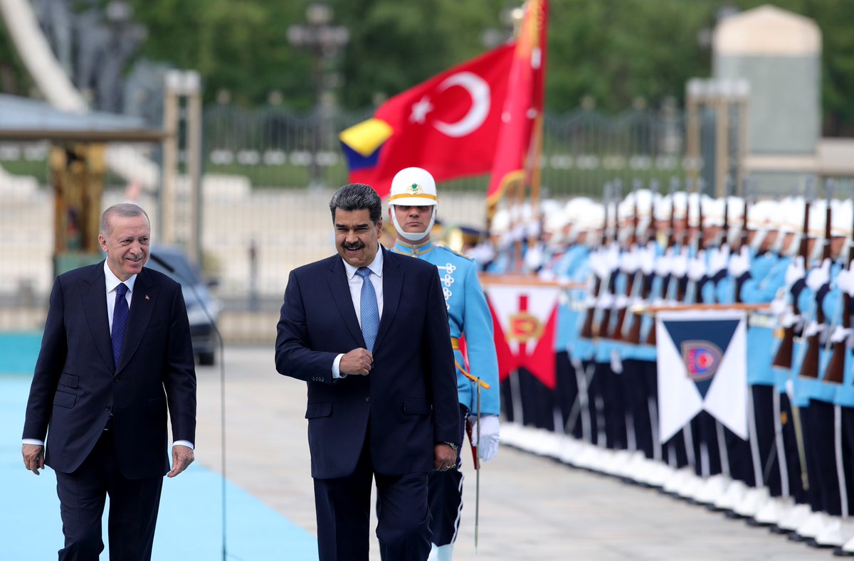 Cumhurbaşkanı <a href="/RTErdogan/">Recep Tayyip Erdoğan</a>, Türkiye’ye resmî ziyarette bulunan Bolivarcı Venezuela Cumhuriyeti Cumhurbaşkanı Nicolas Maduro’yu resmî törenle karşıladı.