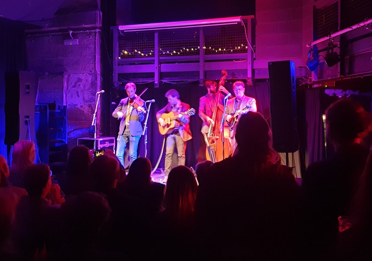 My feed need more joy. So, in addition to #EnvironmentalEducation, I'm going to start to increasingly tweet about #Folk & #Americana music. First off, I went to a sensational album launch of @TheOftenHerd's #WhereTheBigLampShines last week. This band are one of my favorites🤩