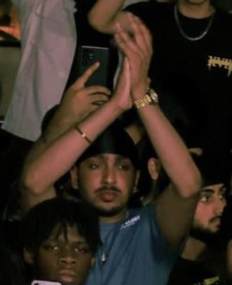 Amlisaab22's tweet photo. Uno how people keep a straight face but send messages like “🤣🤣😭”
This brudda clapping took it next level: https://t.co/LmFNkSiov7