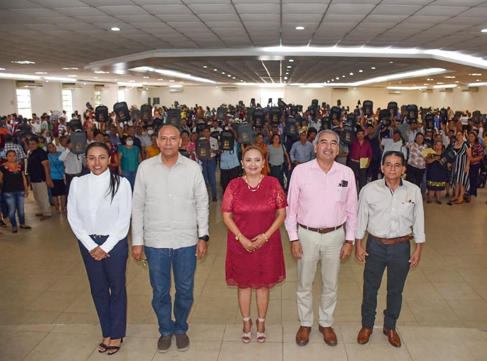 HCentla's tweet photo. #Centla|| La Presidente Municipal Lluvia Salas López tomó protesta de ley a las y los nuevos Delegados y Jefes de Sector de Centla, que con su participación fortalecen las tareas de gobierno en beneficio del Pueblo y de las comunidades.
#AccionesQueTransforman https://t.co/jvbKXYheFR