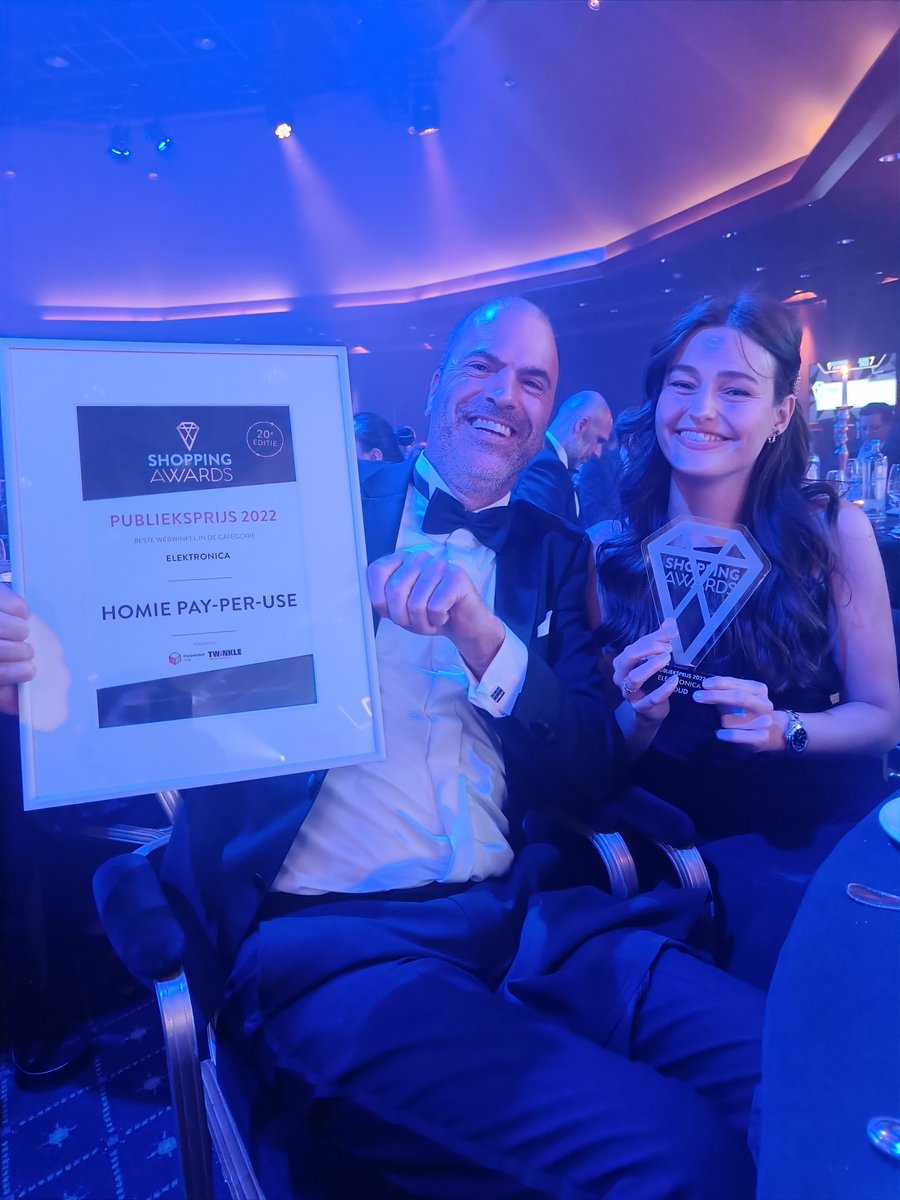 We did it! 🏆Gisteren hebben we de Shopping Awards publieksprijs voor Beste Webwinkel 2022 in de categorie Electronica in ontvangst mogen nemen! We zijn ontzettend trots op de erkenning van een circulair business model in retail. #shoppingawards #shoppingawards2022