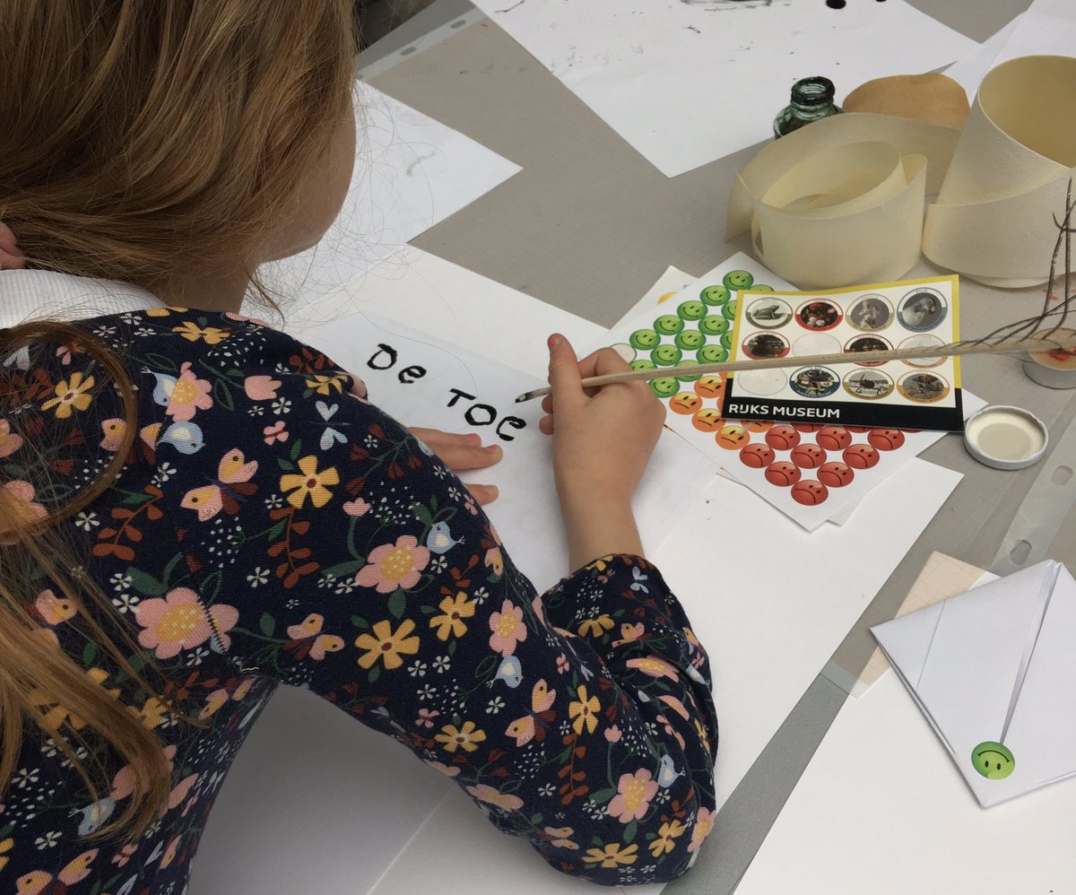 ErfgoedLeiden's tweet photo. Vanmiddag was de #Museumclub op bezoek om zelf een pauwenveerpen te snijden en ermee te schrijven. Daarna brief volgens @letterlocking gevouwen. https://t.co/vPvFqz1Wjq