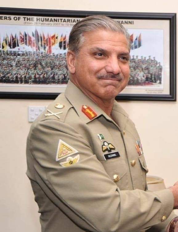 Current_Issues_'s tweet photo. یہ قاتل مسکراہٹ ریٹائرمنٹ کے بعد قوم کو ایک کھرب اور پینتالیس ارب میں پڑی ہے۔ اللہ تعالیٰ جنرل صاحب کو ایسے ہی ہسنتا مسکراتا رکھے۔ ہم عوام کا کیا ہے ایک روٹی کے چار ٹکڑے کر کے چار بھائی کھا لیں گے۔ https://t.co/fCLVQzC4VD