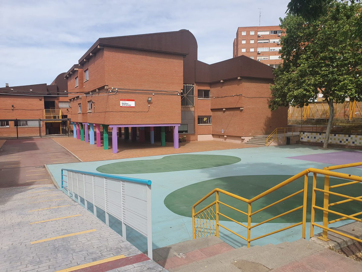 ConchaChapa_'s tweet photo. Las obras del nuevo instituto de Butarque comenzarán este verano.

Así me lo ha trasladado la viceconsejera @MalvarezNadia durante la visita que hemos realizado al CEIP Republica De El Salvador para comprobar las mejoras realizadas en el centro.

#EnVillaverdeSeInvierte https://t.co/b3xCz1lzPA
