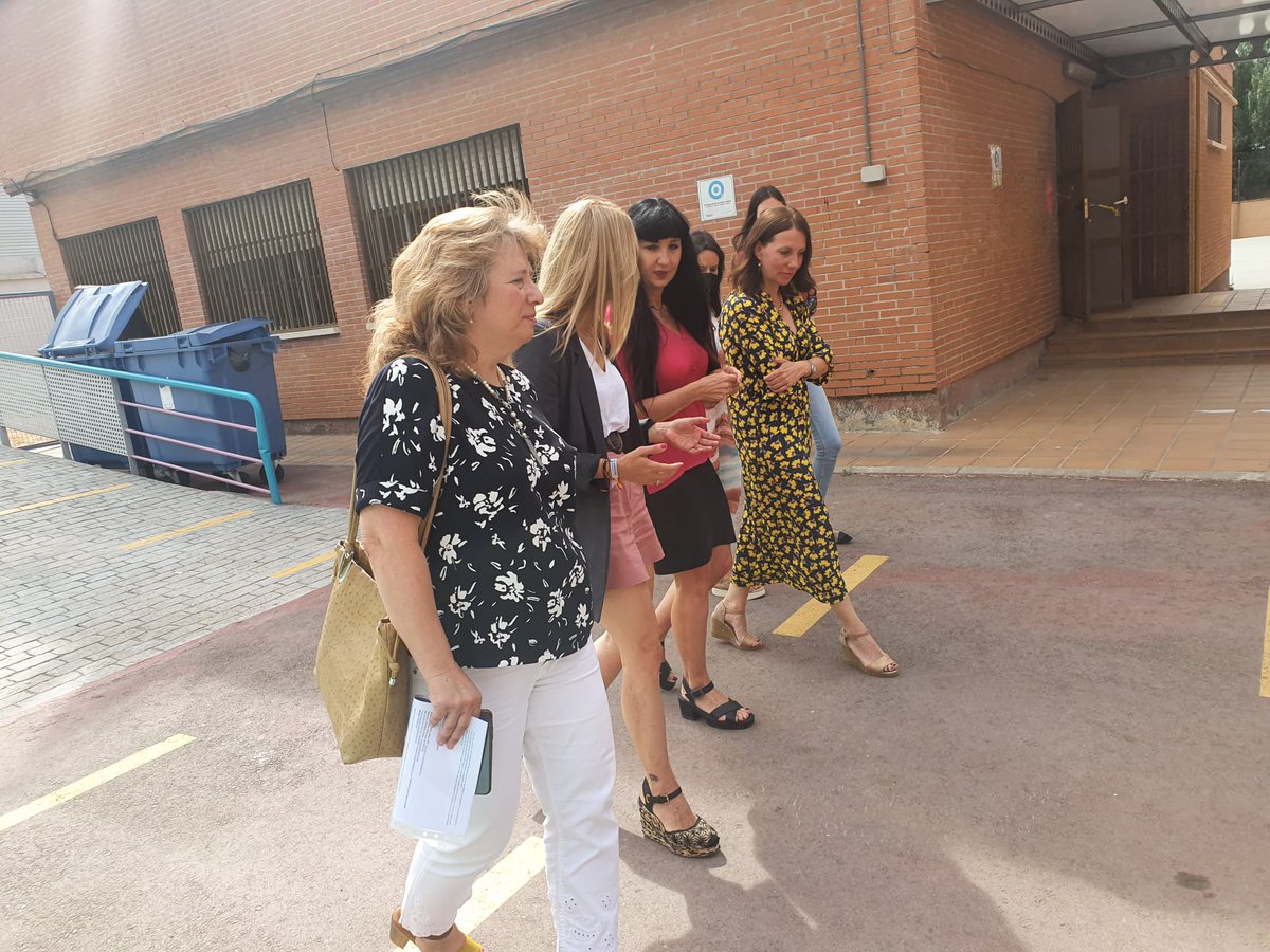 ConchaChapa_'s tweet photo. Las obras del nuevo instituto de Butarque comenzarán este verano.

Así me lo ha trasladado la viceconsejera @MalvarezNadia durante la visita que hemos realizado al CEIP Republica De El Salvador para comprobar las mejoras realizadas en el centro.

#EnVillaverdeSeInvierte https://t.co/b3xCz1lzPA
