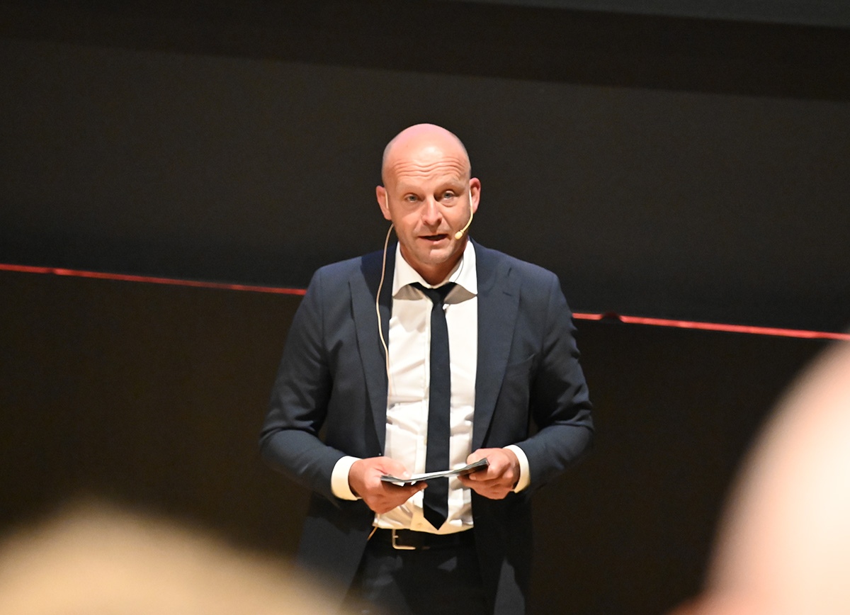 I dag markerte vi åpning av den nye trafikkstyringssentralen. Sentralen regnes som hjertet av store deler av jernbanenettet på #Østlandet – og er navet for hele landets togtrafikk. 💙🚆

Under åpningen var det musikk, snorklipping og taler.