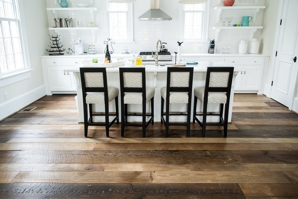 Floors that need no introduction. ⁠
.⁠
.⁠
.⁠
.⁠
#designinspiration #sustainability #customhardwoodfloors #hardwoodfloors #recycledwood #wideplankfloors #Reclaimed #reclaimedlumber #reclaimedwood #build #inspiration #design #interiordesign #salvage #woodworking #woodporn …