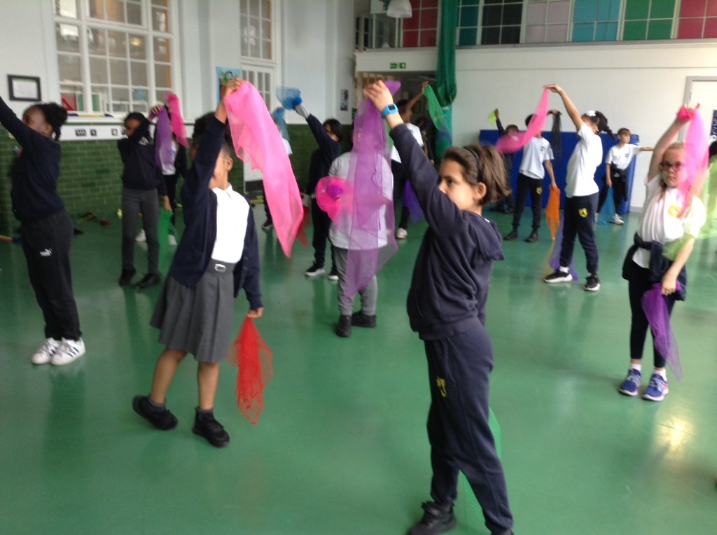 RFitzroyAcademy's tweet image. Mayan and Inca class have enjoyed learning new skills from their amazing circus worshop from @theworkshopcomp 🎪