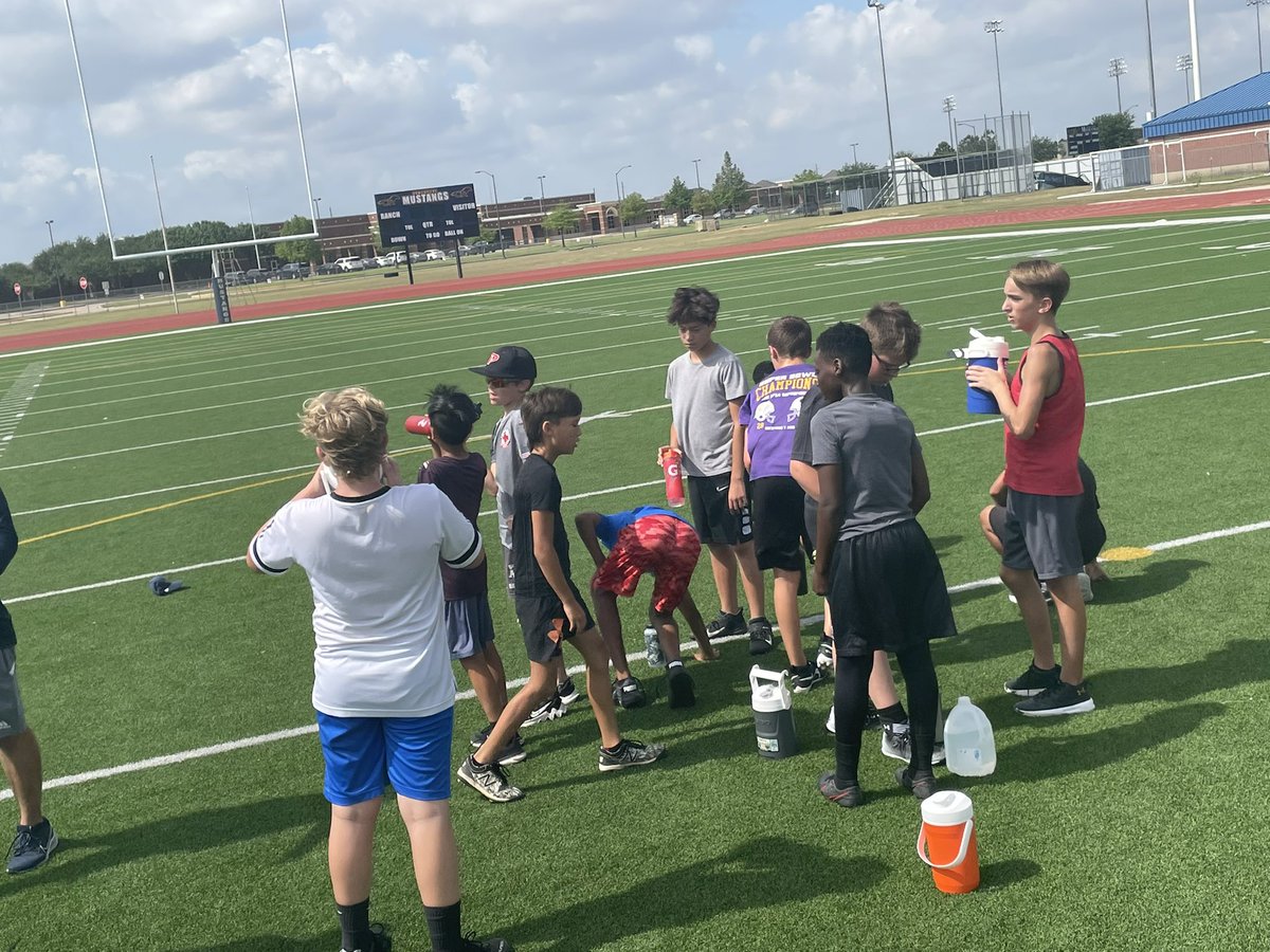 Coach_Herbst's tweet photo. 2nd session in full swing!
Weights, Agilities, Speed, flexibility and Hydration.
⚽️🎾🏀🏐🏈⚾️🥎🤼♀️🏊♂️🤽♀️
Day 3
#CampsatRanch22
#SpreadtheBlue
#AEF https://t.co/liKQMAdpsW