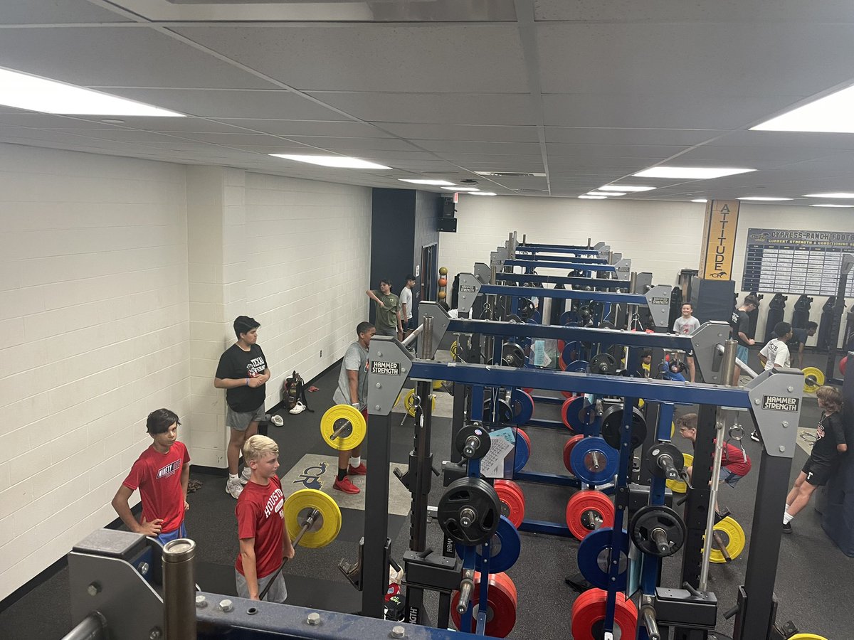Coach_Herbst's tweet photo. 2nd session in full swing!
Weights, Agilities, Speed, flexibility and Hydration.
⚽️🎾🏀🏐🏈⚾️🥎🤼♀️🏊♂️🤽♀️
Day 3
#CampsatRanch22
#SpreadtheBlue
#AEF https://t.co/liKQMAdpsW