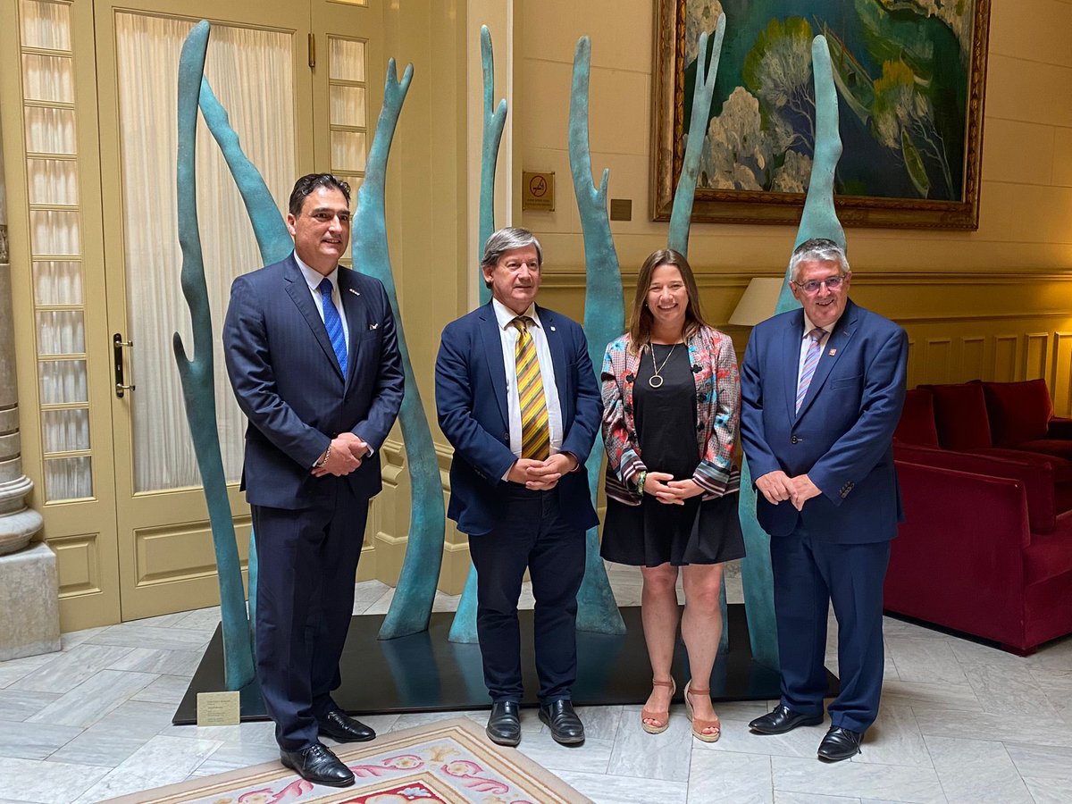 vthomasm's tweet photo. He rebut a l'ambaixador de Suïssa per a Espanya i Andorra, Hanspeter Mock, al cònsol general de Suïssa a Barcelona, Beat Kaser, i a la cònsol honorària a Palma, Mirtha Erhart-Zimmerli avui al @ParlamentIB. https://t.co/K9vR4S9niB