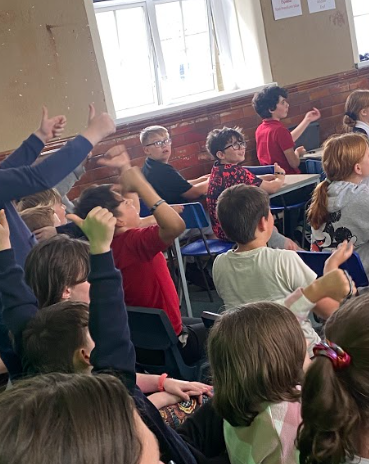 OldcastleSchool's tweet photo. How exciting for year 5 pupils to learn about being a commodity trader today!  We hear there were lots of shouts of 'buy' and 'sell' !!  Thank you @DamoFaulkner for inspiring our children during our #careersweek @twotwofivetweet https://t.co/8eE3dY7cKN