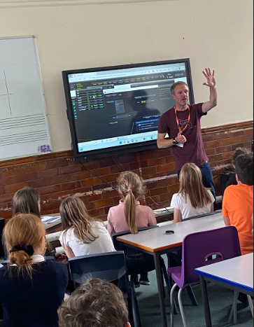 OldcastleSchool's tweet photo. How exciting for year 5 pupils to learn about being a commodity trader today!  We hear there were lots of shouts of 'buy' and 'sell' !!  Thank you @DamoFaulkner for inspiring our children during our #careersweek @twotwofivetweet https://t.co/8eE3dY7cKN