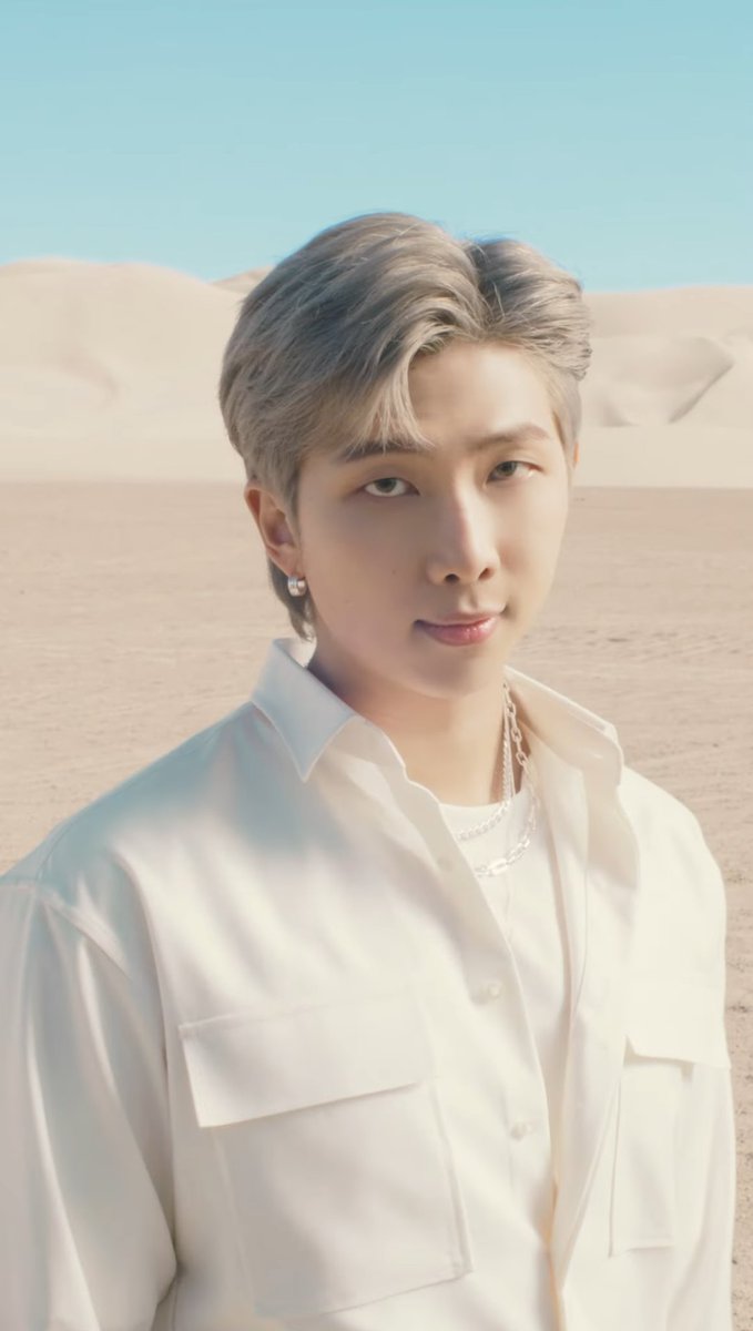 UniversBTS_'s tweet photo. 📸 A beleza SURREAL dos meninos nos teasers de "Yet To Come" no YouTube Shorts! 😍❤️

[+]

#YetToCome #YetToComeMvTeaser2  #TheMostBeautifulMoment https://t.co/FVx30cKZ23