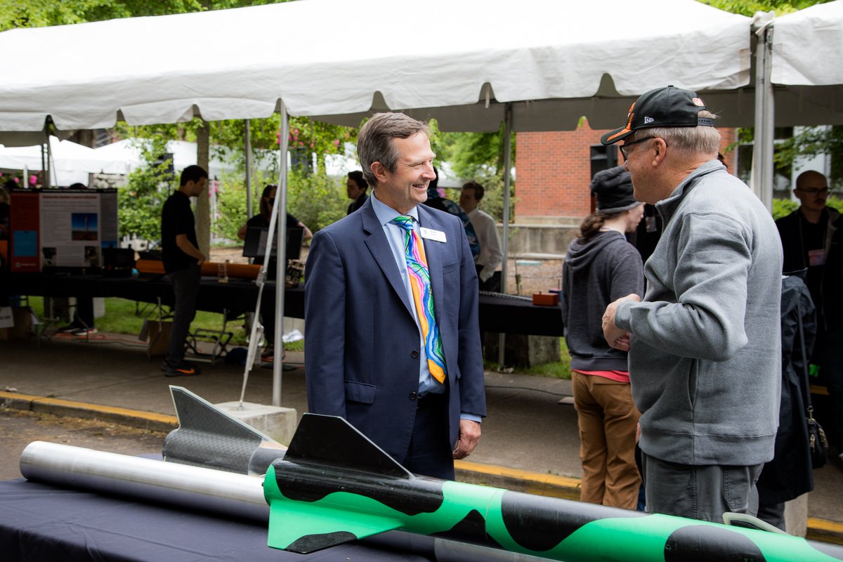 EngineerDeanOSU's tweet photo. With over 200 projects and nearly 1,000 students participating, it was a thrill to be back on campus last week and celebrate our capstone student projects at this year's Engineering Expo. Special thanks to our sponsor, @PacificPower_OR, for their support. https://t.co/lJhETtXsHS