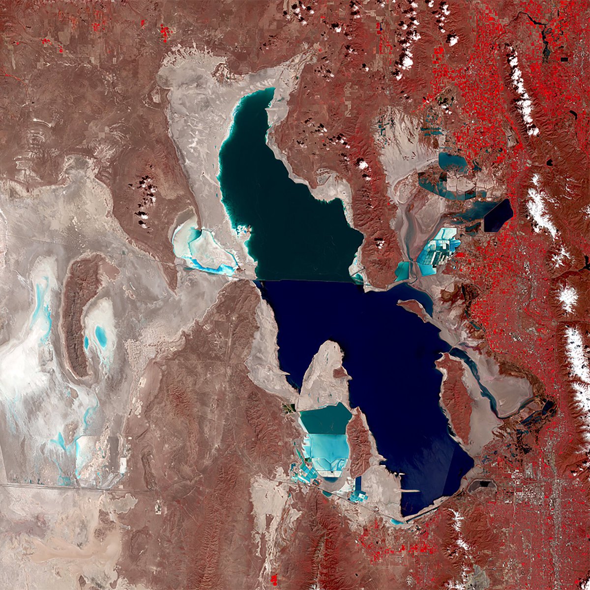 vakaviti's tweet photo. Holy crap look what happened to the Great Salt Lake over the past 25 years: https://t.co/BxjqAlxlCL