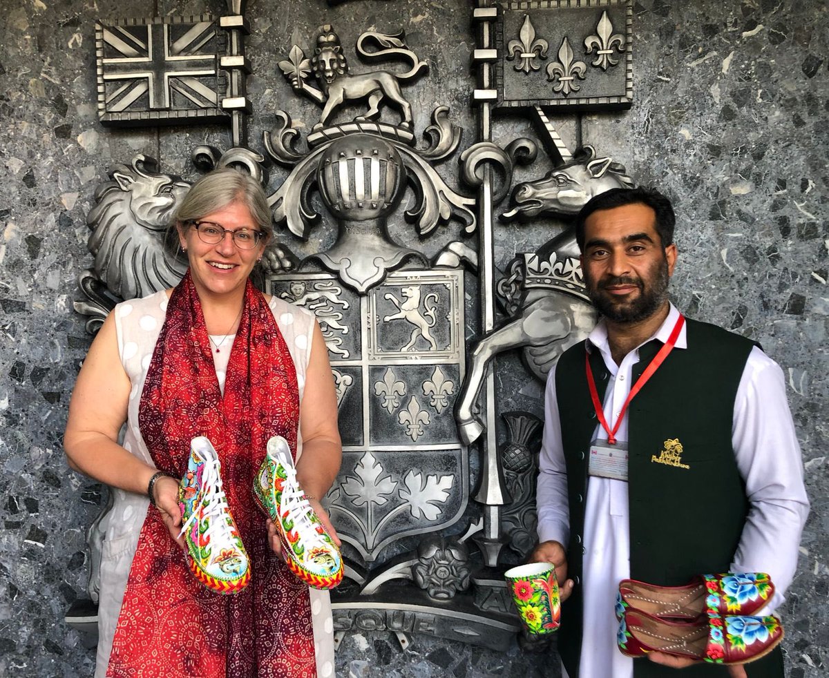gilmour_wendy's tweet photo. 🤫 Look what I am sending my big sister - Dr Katie Gilmour of #fishsci at @uOttawa for her birthday 🐠 
Thank you #SiyarArt of #Peshawar, and @AAtaullahjan for the tip 😘

#fishsci #TruckArt #Pakistan @uOttawa https://t.co/X12dlT1KJ2