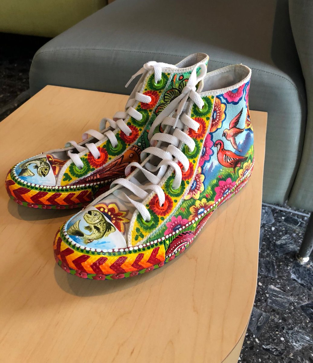 gilmour_wendy's tweet photo. 🤫 Look what I am sending my big sister - Dr Katie Gilmour of #fishsci at @uOttawa for her birthday 🐠 
Thank you #SiyarArt of #Peshawar, and @AAtaullahjan for the tip 😘

#fishsci #TruckArt #Pakistan @uOttawa https://t.co/X12dlT1KJ2