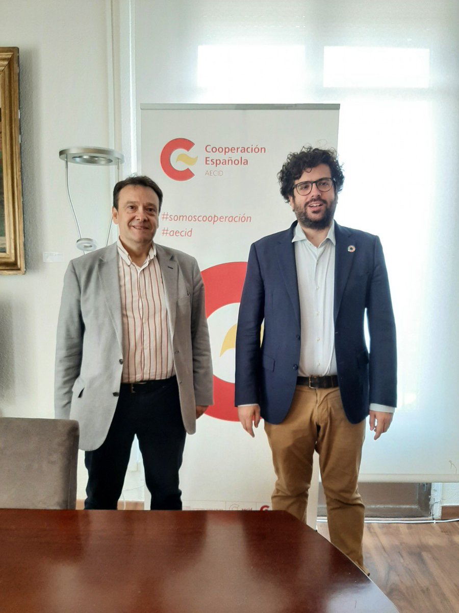anton_leis's tweet photo. Encuentro con Juan Arroyo @APCcooperantes. La construcción de una carrera profesional digna para l@s cooperantes en @AECID_es y en el sector es una prioridad clave del proyecto de ley de #cooperación. Los RRHH en el centro. Necesitamos atraer, retener y promocionar el talento💡 https://t.co/RQadNLsTBY