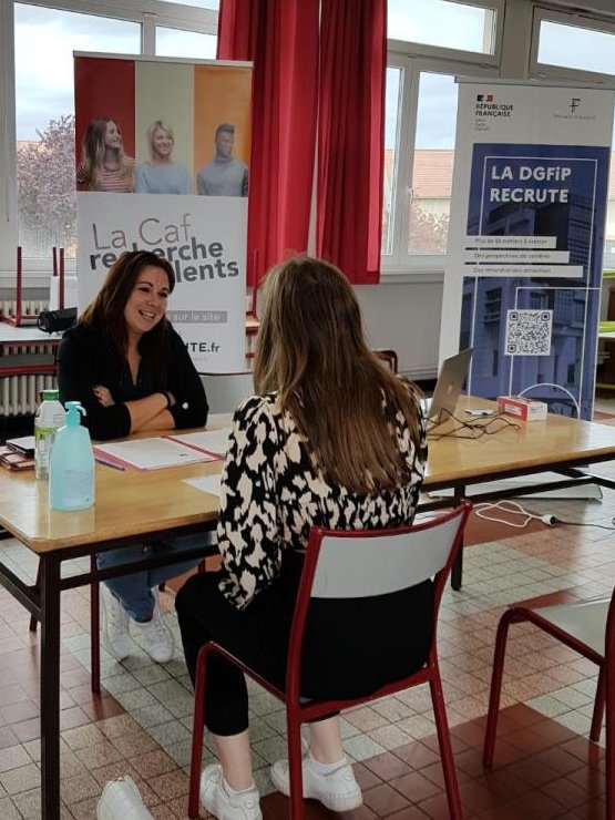 caf_57's tweet photo. {Forum] La @caf_57 recrute ! Aujourd'hui, Stéphanie et Myriam, ambassadrices RH de la #Caf ont rencontré des demandeurs d'emploi au Forum de l'emploi des services publics, à #Vigy, avec la @Cpam57, @Prefet57 et @mlpaysmessin. Pour voir toutes nos offres : https://t.co/R63jC5Y3lY https://t.co/4NAsNLzGC4