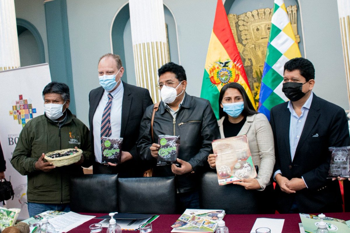 HelvetasBolivia's tweet photo. El Salón de degustación de #FrutosAmazónicos se desarrolló en la @MRE_Bolivia con presencia del Ministro de Desarrollo Rural y Tierras Remmy Gonzales y productores de la amazonia boliviana.
@MDRyTOficial #HelvetasBolivia #PASOS
Fotos: #IPDSA https://t.co/aOMsh2LtCm