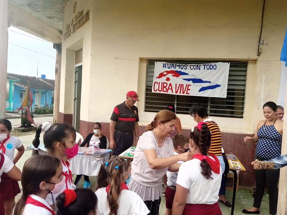 IlenSM's tweet photo. Se realiza en Florencia  #FeriadeLibro de la Montaña con la participación de los pioneros, trabajadores de Educación y asociados de la APC con diversas actividades y la promoción de lectura. #FlorenciaVaConTodos, #PortalAvileño, #EducaciónCiegodeAvila, #CubaMined, #CubaVive https://t.co/zsys6pMOds